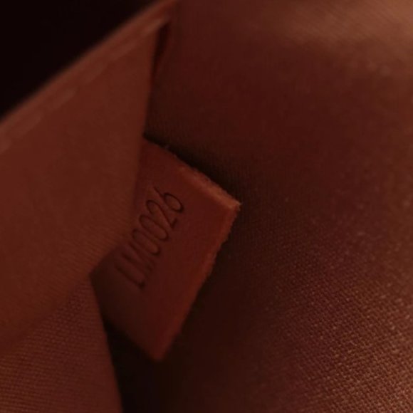 Louis Vuitton Roxbury Drive Handbag in Monogram Vernis - Picture 6 of 10